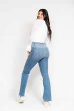 Load image into Gallery viewer, Jocelyn Judy Blue Jeans
